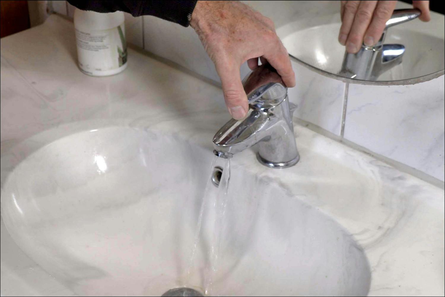 Vattenkranen sprutar Vattenkranen sprutar